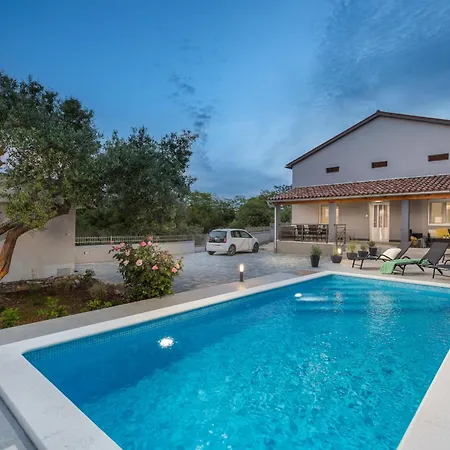 House Katarina Private Heated Swimming Pool فيلة