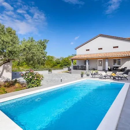 House Katarina Private Heated Swimming Pool فيلة