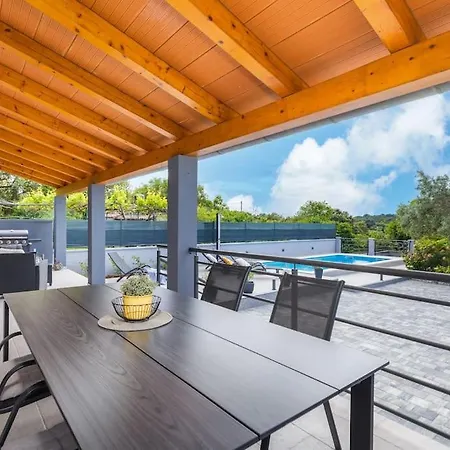 House Katarina Private Heated Swimming Pool بولا