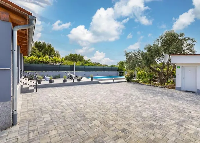 House Katarina Private Heated Swimming Pool